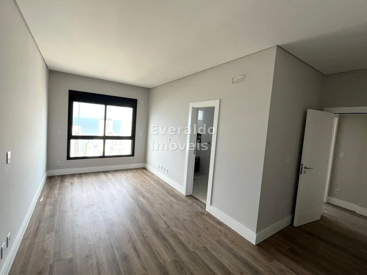 Paramount Tower — Meia Praia, foto 13