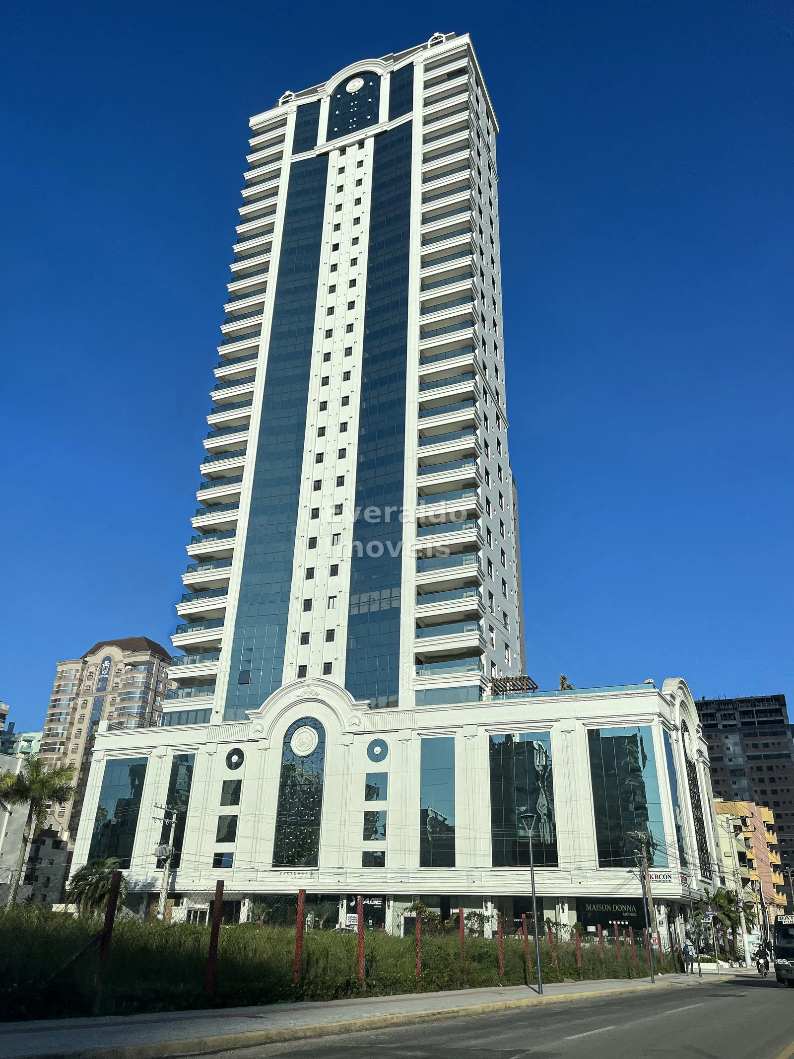 Paramount Tower — Meia Praia