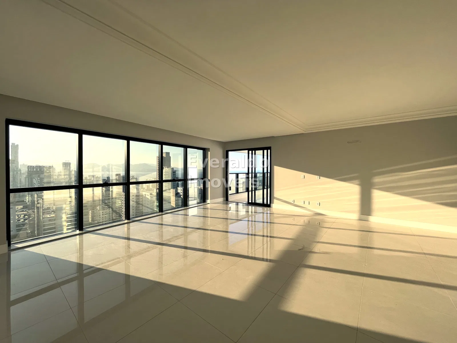 Paramount Tower — Meia Praia, foto 17